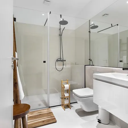 Joivy Exquisite Near Bica Elevator